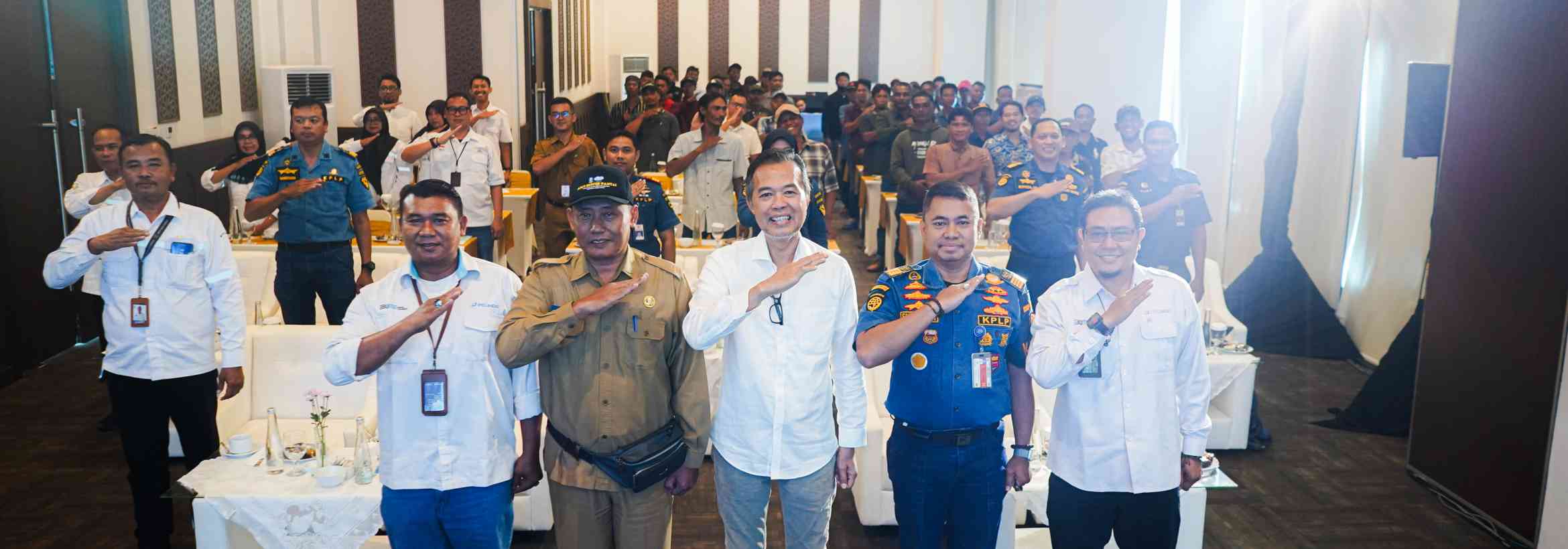 Foto kegiatan sosialisasi keselamatan berlayar bagi nelayan di Gresik yang diselenggarakan oleh PT Alur Pelayaran Barat Surabaya (APBS).