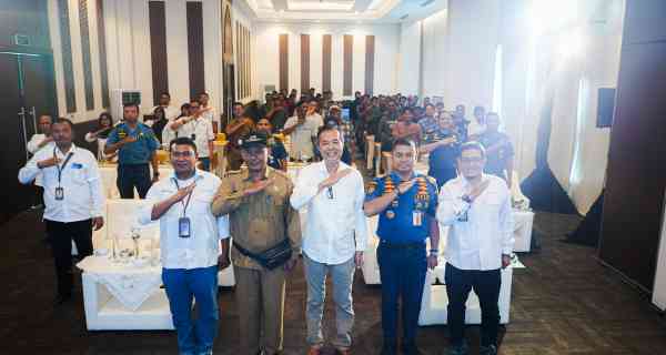 Foto kegiatan sosialisasi keselamatan berlayar bagi nelayan di Gresik yang diselenggarakan oleh PT Alur Pelayaran Barat Surabaya (APBS).